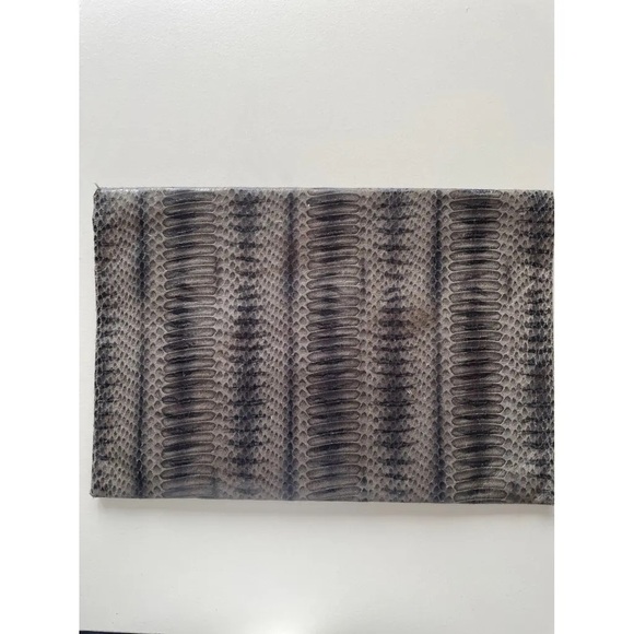 BCBG clutch Still has protective plastic on metal front detail comes w dust bag - Picture 3 of 3